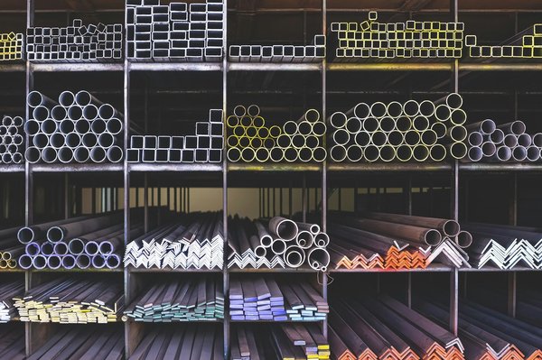 Choisir le tube acier carré idéal pour votre projet